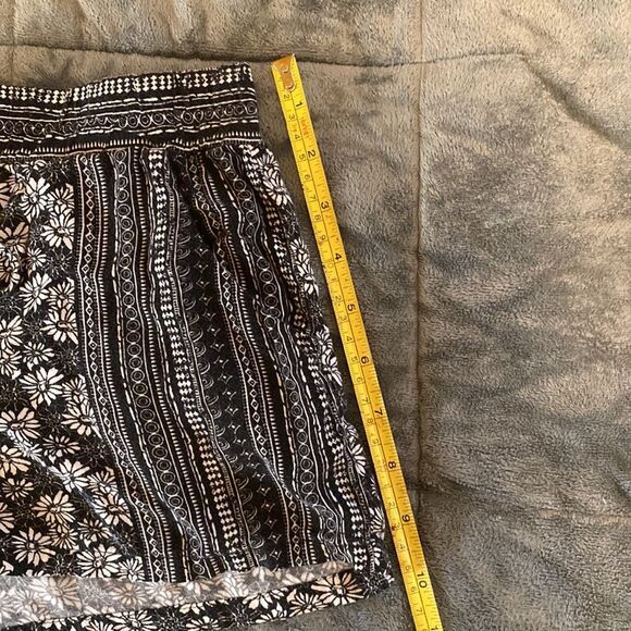 Billabong Black and White Floral Shorts Size Small - Picture 5 of 12
